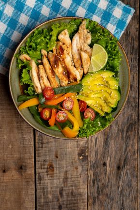 La Salade de poulet mariné