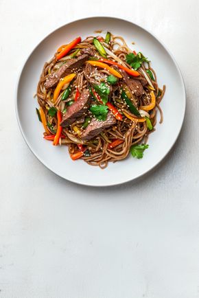 Le Wok de bœuf aux légumes et nouilles soba